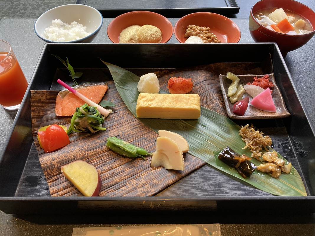 おかずは小ぶりだけど、ご飯お餅や汁物が食べ放題