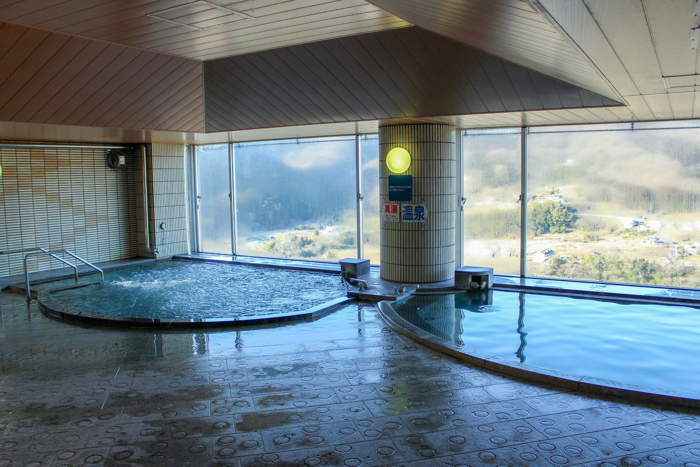 のぼせに注意♡露天風呂で五感を癒しつつ、女子トークで盛り上がる1829414