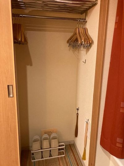 クローゼット。1泊なら問題なし。