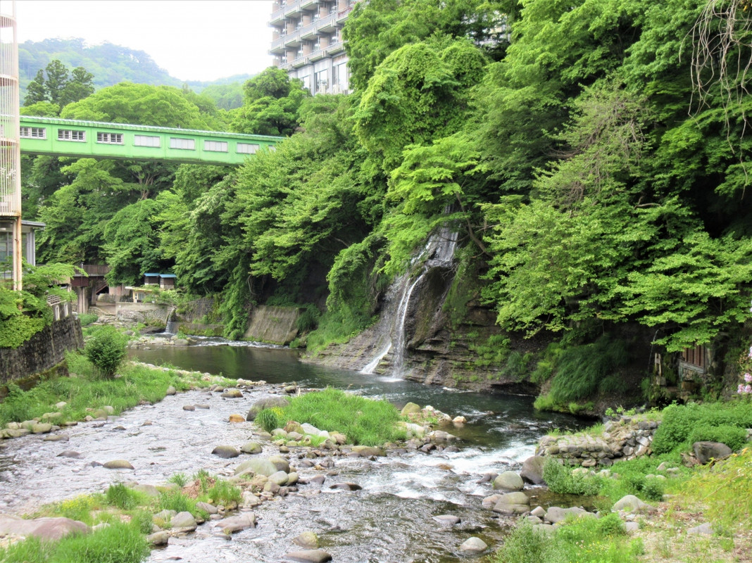 ホテルの下から箒川に流れ落ちる「七絃の滝」