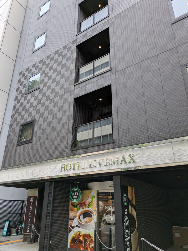 部屋は狭めだけど、立地を考えると十分です。