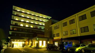 施設の正面 (日没後) / 1