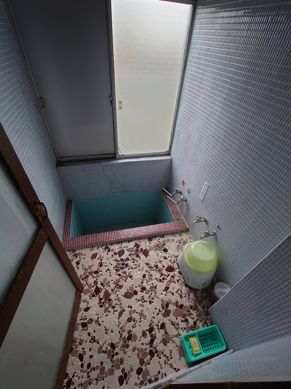 部屋にあったレトロな風呂。温泉が出ていそうですが真湯です。