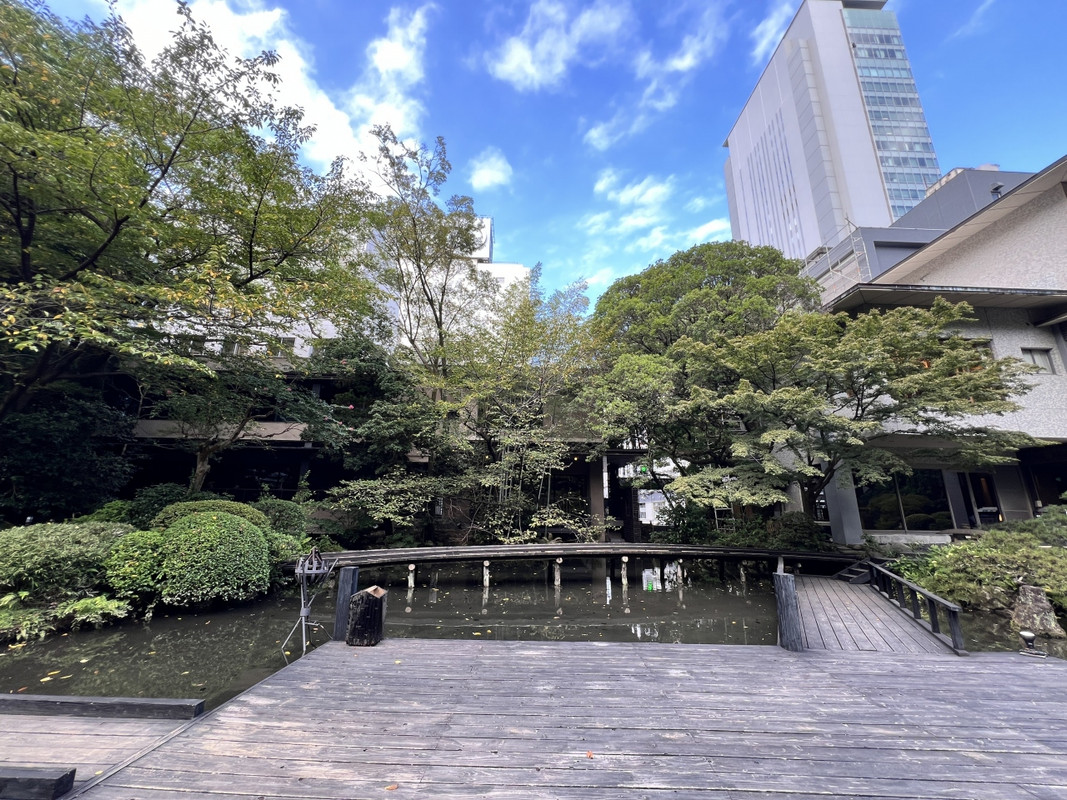 座るとこはない。