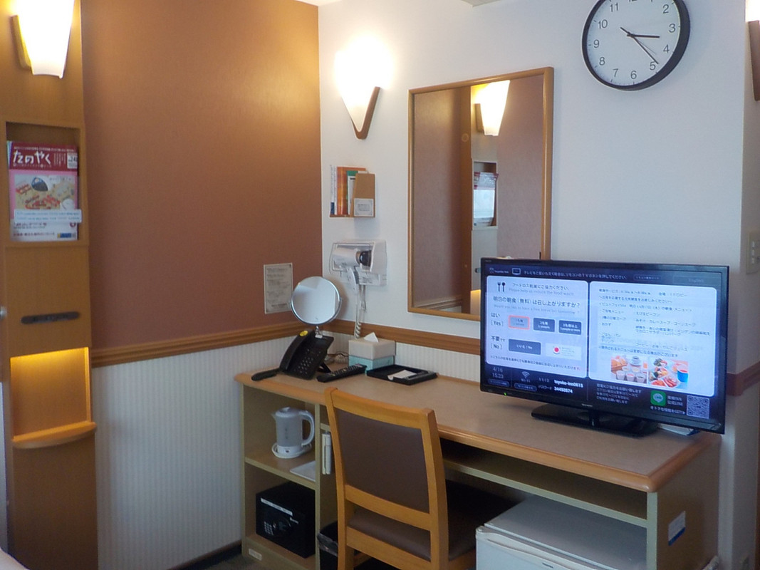 家具や調度品は東横インの標準仕様です。