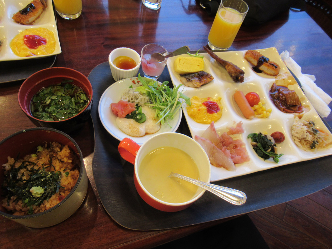 朝食ブッフェにはひつまぶし、味噌カツ、手羽先など名古屋名物が