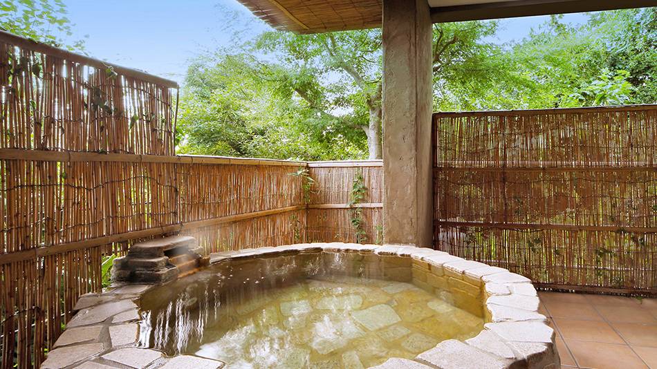 客室露天風呂で
好きなだけ温泉を堪能 / 2