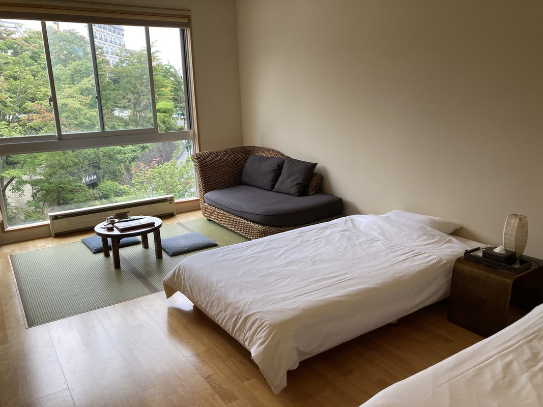 本館。ローベッドはかなり固い寝心地