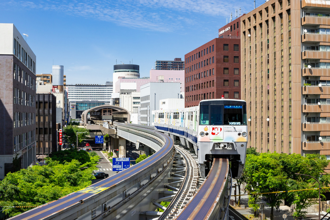 晴天の平和通りを走る、北九州モノレール