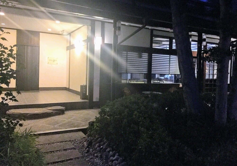 施設の正面 (日没後)