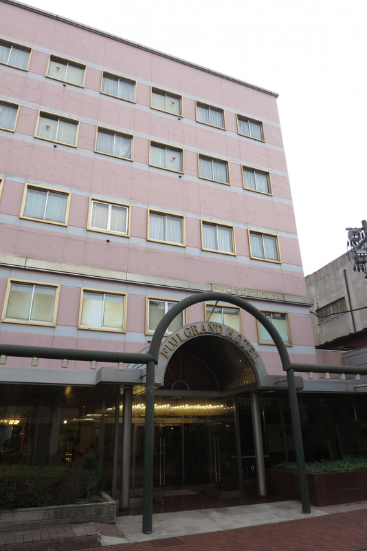 野口英世青春通り側のホテル玄関