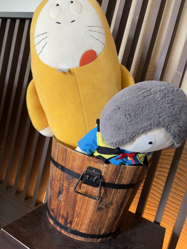 玄関前の鬼太郎とネズミ男