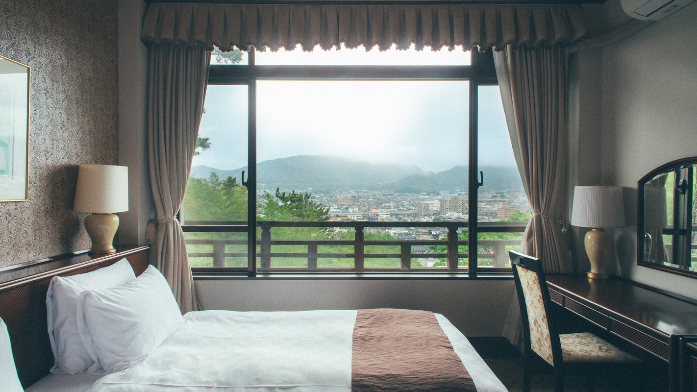 山側スイート寝室