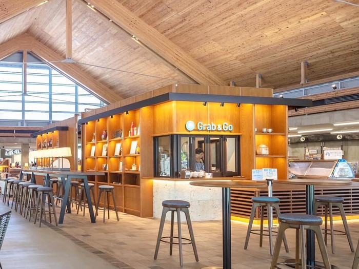 フードやドリンクが豊富な「coral port　Grab&Go」。空港オリジナルカクテルが味わえるバーも