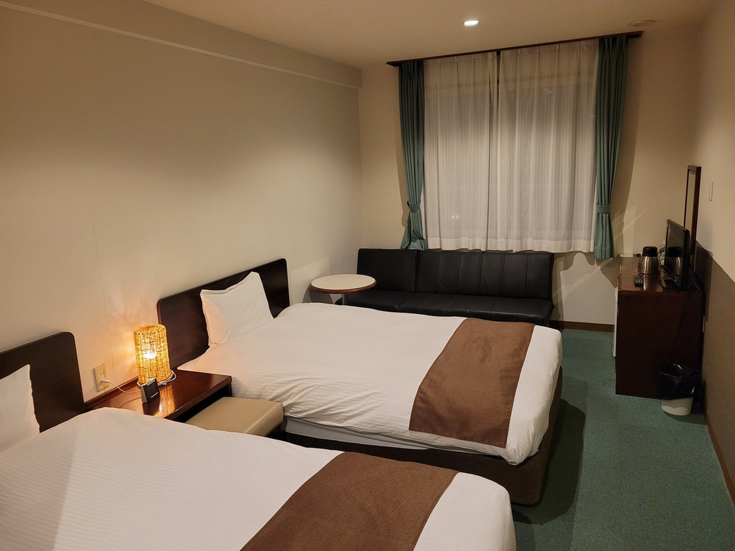 窓側にソファーあり