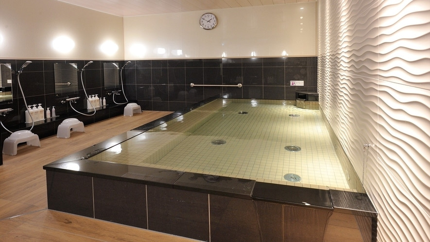 旅の疲れ癒してくれる大浴場も4257043