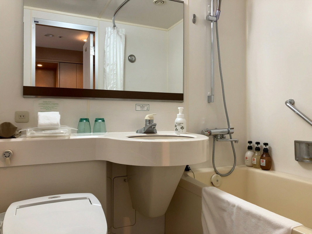 客室との間には大きな段差、全体的に古さを感じます