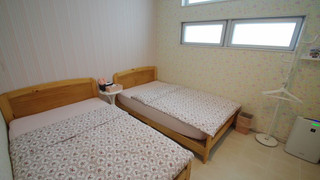 個室 [2名様] (120cmセミダブルベッド2台) WiFi完備! 禁煙