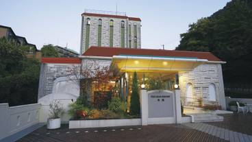 施設の正面 (日没後) / 1