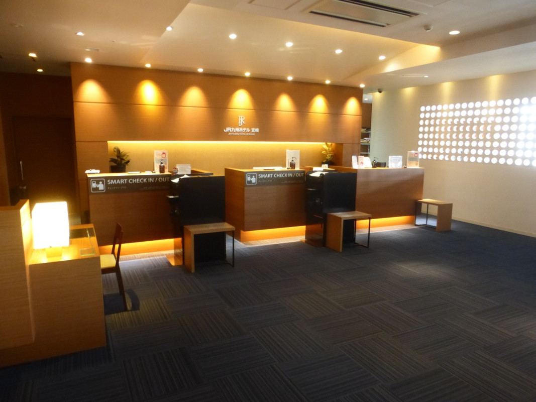 ロビー内、フロント