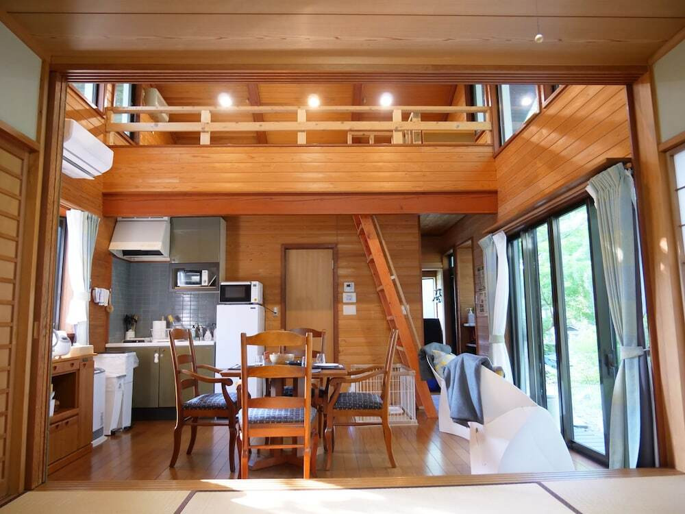 客室内のダイニングエリア