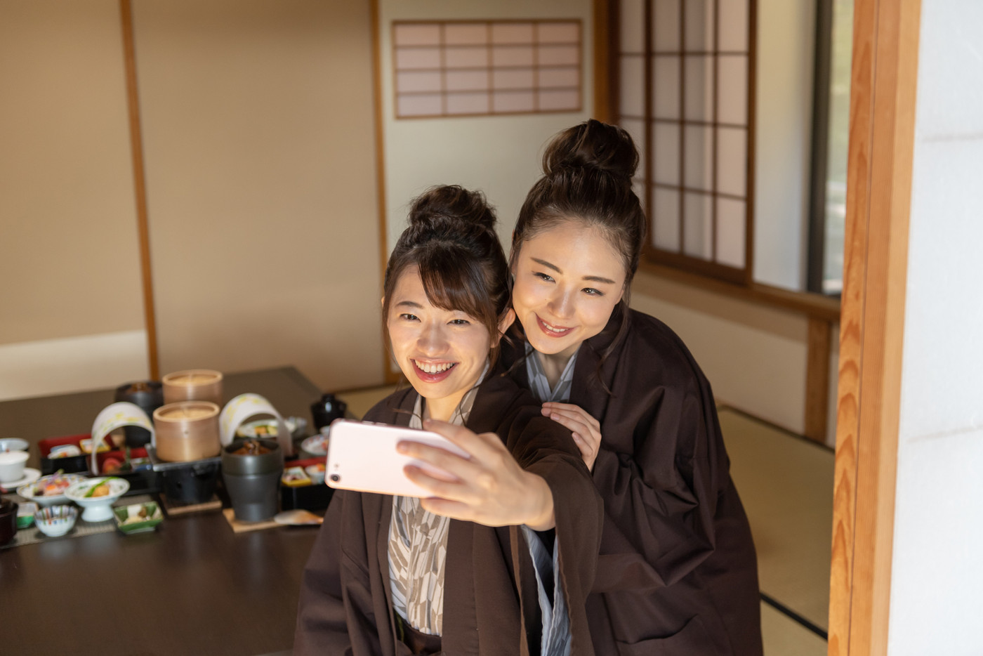 若い女性、女子旅、旅館、浴衣、食事