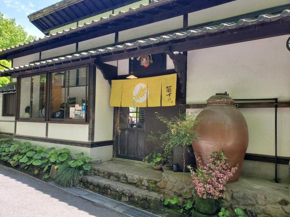 湯布院の温泉街を少し離れた、静かなエリアに佇む「菊すけ」。行列ができることもある人気店で、hirokoさんは1時間程の待ち時間で入店できたそう / 1