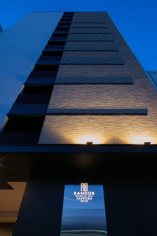 施設の正面 (日没後)