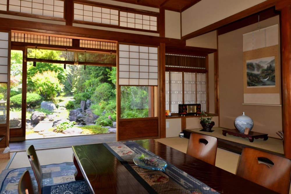 客室内のダイニングエリア