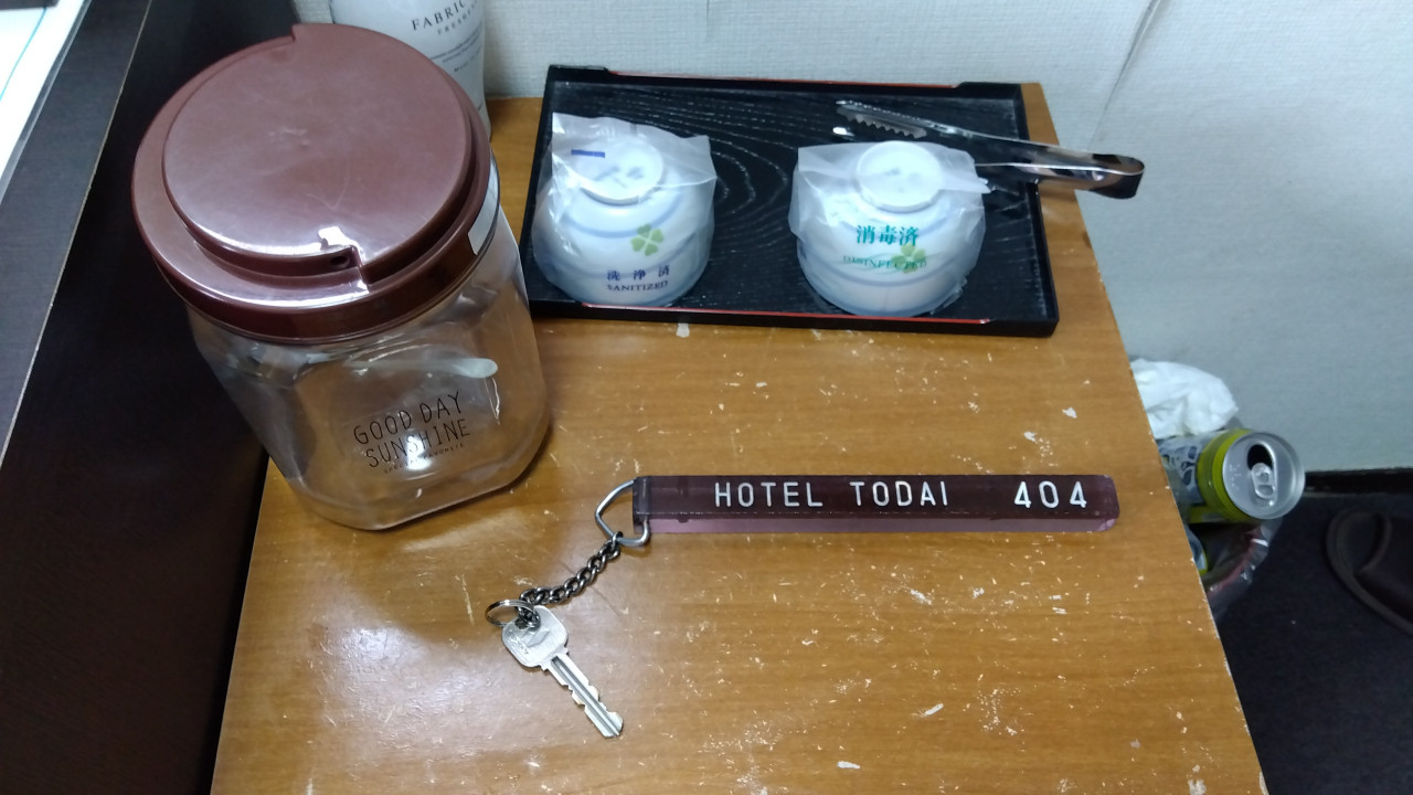 ルームキーと湯呑。