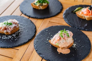 朝食はおしゃれなオープンサンド