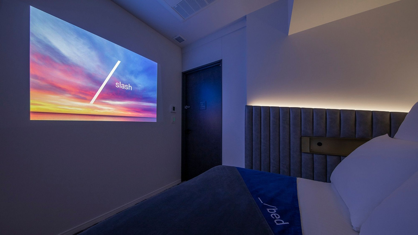 全室リクライニングベッド＋プロジェクター付きの次世代ホテル3931160