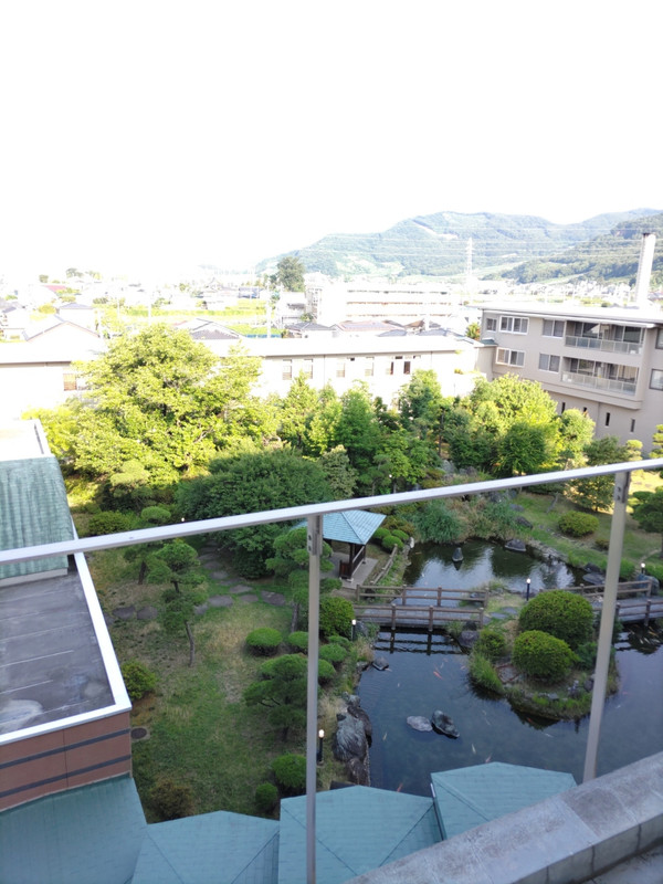 部屋からホテル中庭を望む