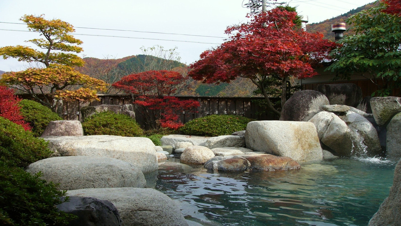 春は花桃に包まれる、山奥の小さな旅館3567224