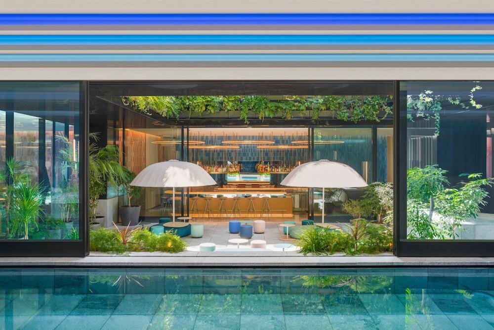 ネオンライトで夜を彩る♪遊び心あふれるラグジュアリープール3907682