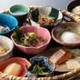 【楽天スーパーSALE】朝食付|厳選した里山食材をご用意!メインの里山かご盛+和食はいかがですか | となみ野オーベルジュ&里山の源泉スパ 桜ヶ池クアガーデン