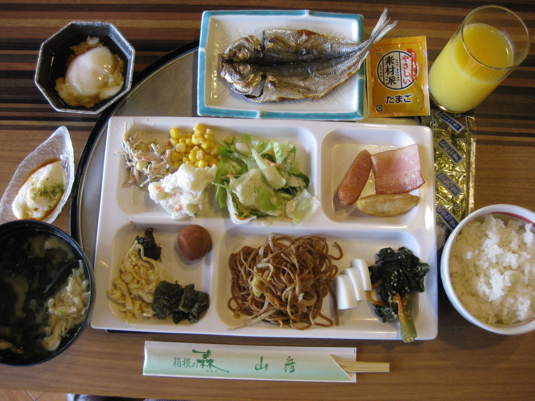 ブッフェ式朝食　郷土料理があって美味しい