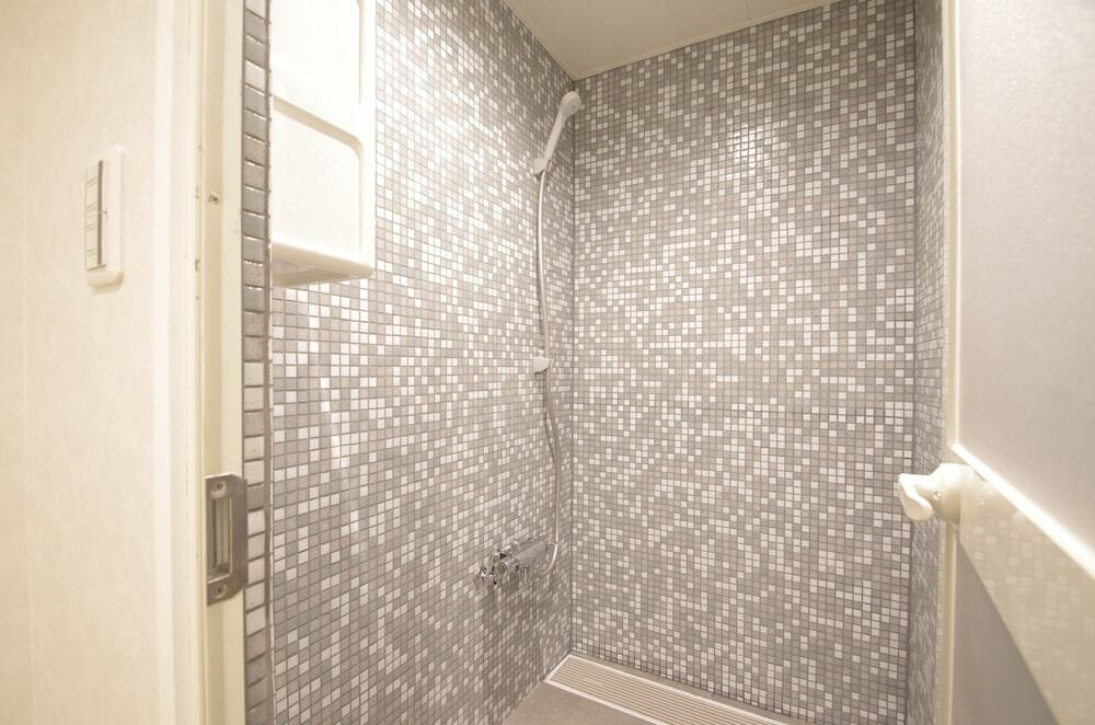 バスルームのシャワー