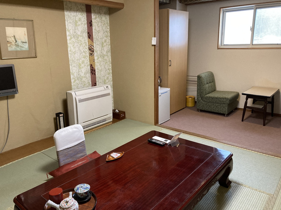 和室。小さめの窓から琴平山が見えます