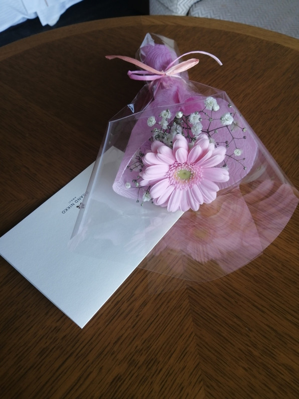 結婚祝いということを伝えたらお花をいただきました