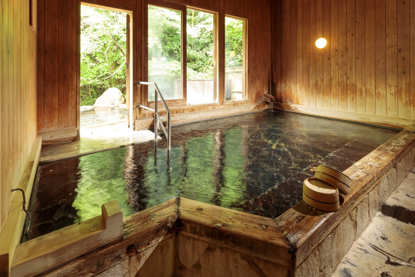 宿の前にある日帰り温泉施設「長生の湯」にも入れる3912142