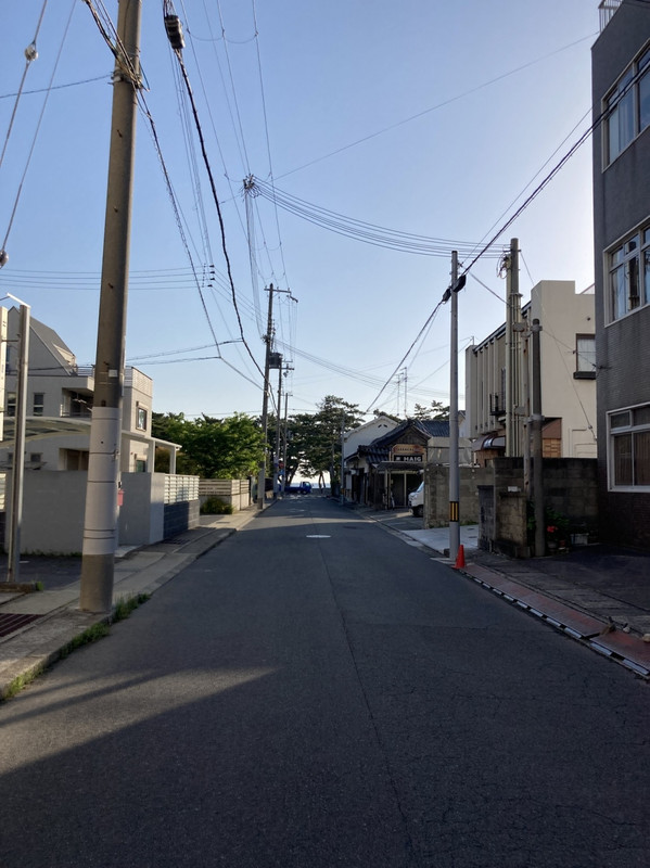 ホテルの出入り口から見た景色 海がみえる