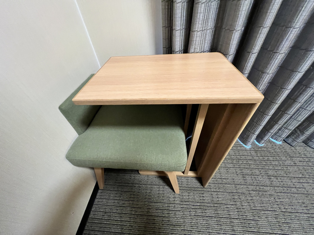 ベッドテーブル