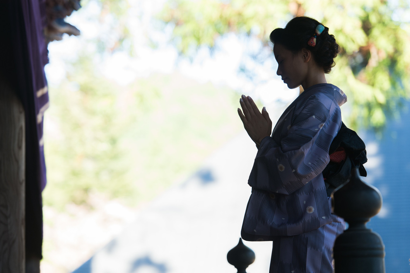 お寺に参拝する着物の女性(シルエット)