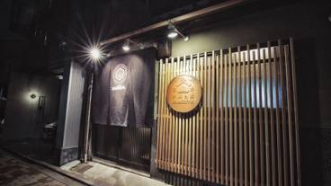 施設の正面 (日没後) / 2