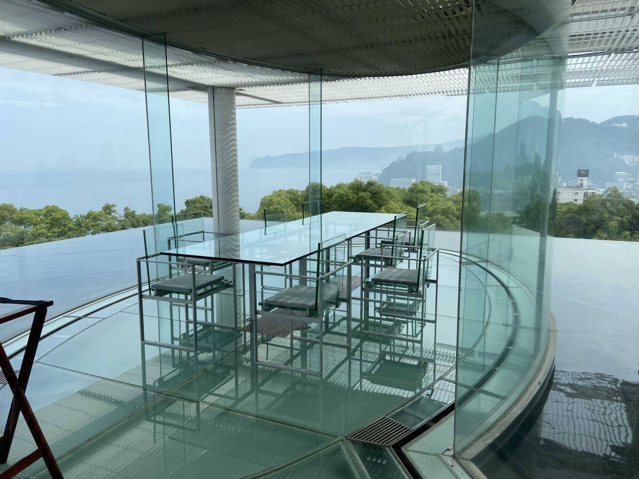 水とガラスに囲まれたスモールラグジュアリー3399904