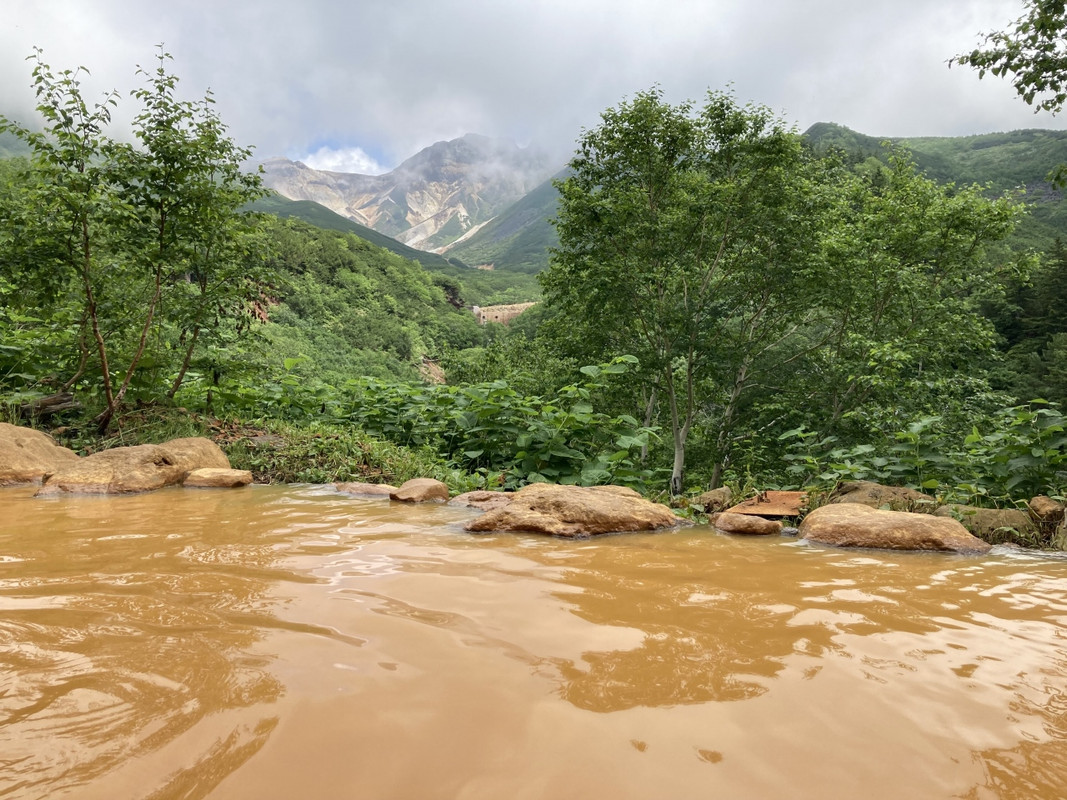 露天風呂から望む十勝岳(1日目)。ガスが切れて一瞬だけ見えた