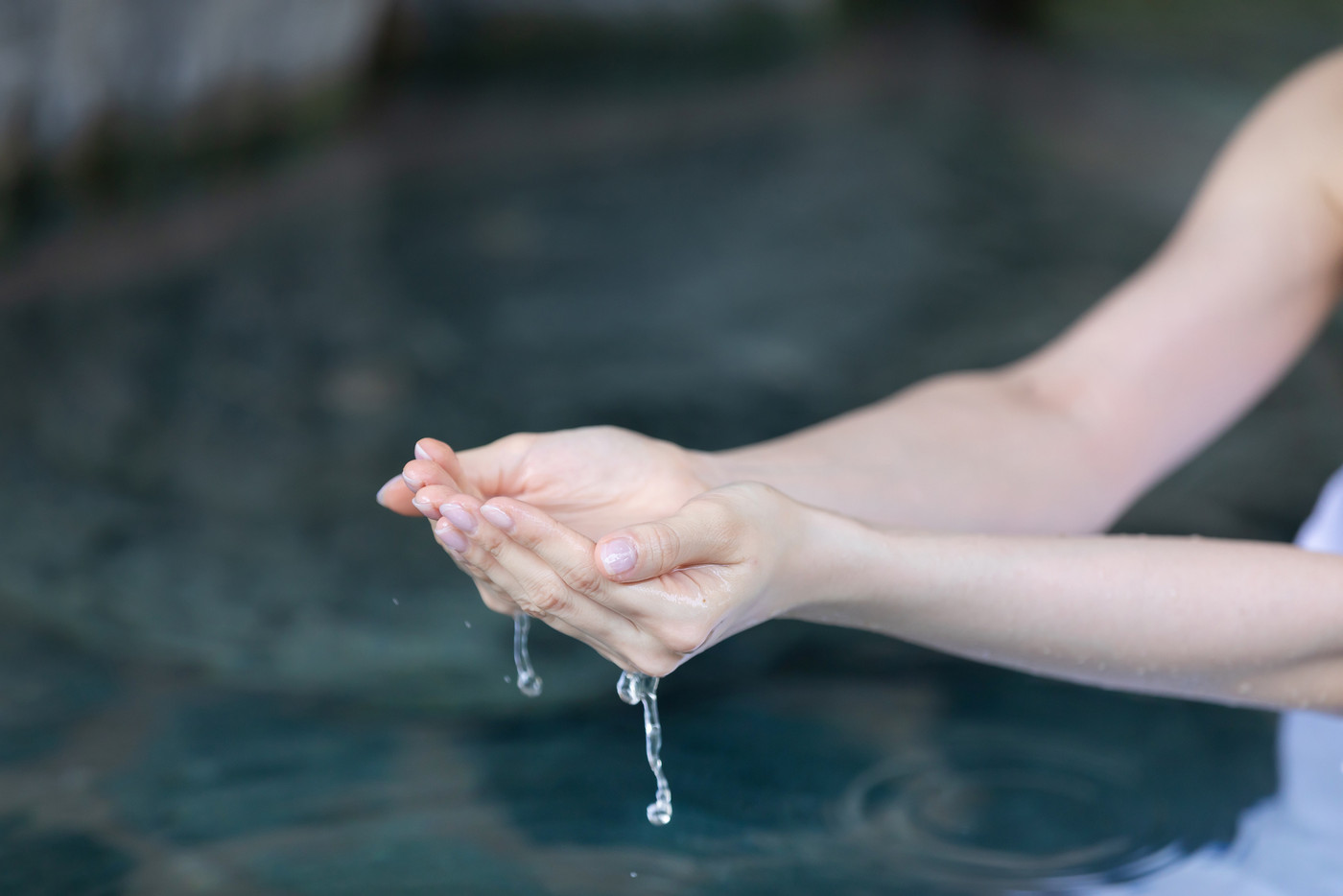温泉のお湯を掬う手