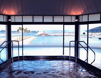 宿泊者限定のガーデンプールでのんびり。テーマパーク近くでリゾート気分を満喫♪3965310