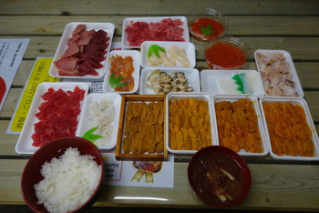 「塩釜仲卸市場 マイ海鮮丼コーナー」 料理 95057683 朝ごはん